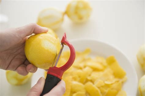 The Uses and Benefits of Lemon Peels