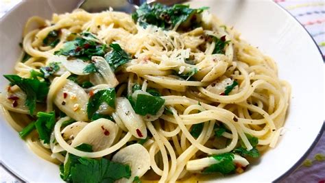 Spaghetti Aglio e Olio (Garlic and Olive Oil pasta) – Tabkhati