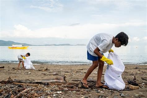 Batangas diving town swaps trash for rice to clean up its beaches