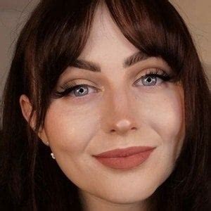 SophieMichelle ASMR - Age, Family, Bio | Famous Birthdays