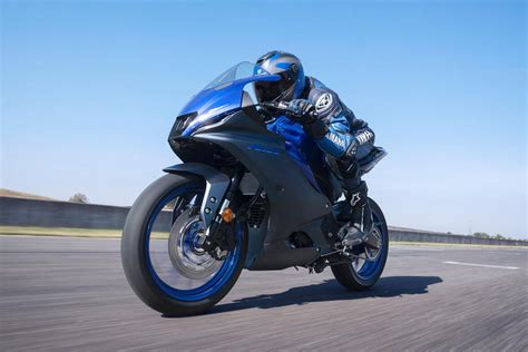 Yamaha R125 get facelift and tech updates for 2023 | Carole Nash