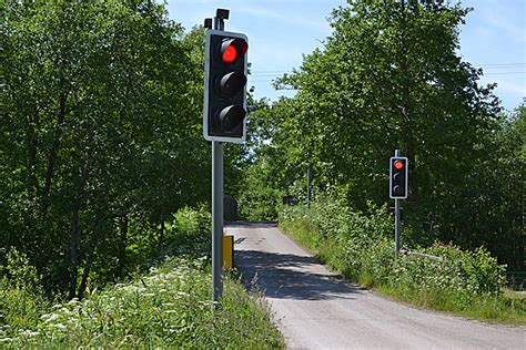 Railway bridge traffic lights, Torlundy © Nigel Brown cc-by-sa/2.0 :: Geograph Britain and Ireland