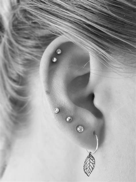 Piercing helix earlobe | Piercing ideeën, Oorpiercings, Piercings