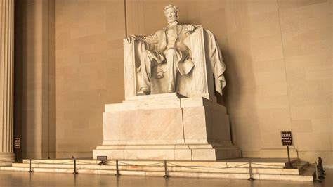 Who Carved Lincoln's Statue In The Lincoln Memorial?