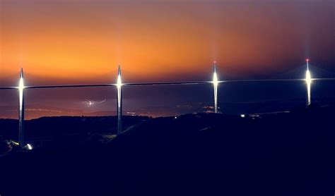 Visiter le Viaduc de Millau, pont de tous les records qui enjambe le Tarn