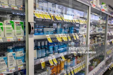 Duane Reade Pharmacy Nyc Photos and Premium High Res Pictures - Getty ...