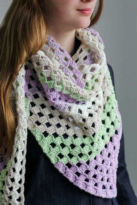 Learn how to crochet a c2c crochet scarf with a complete tutorial!