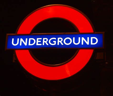 File:London Underground Sign Night.jpg - Wikimedia Commons