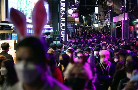 Itaewon, Hongdae areas crowded on Halloween despite virus woes - The Korea Times