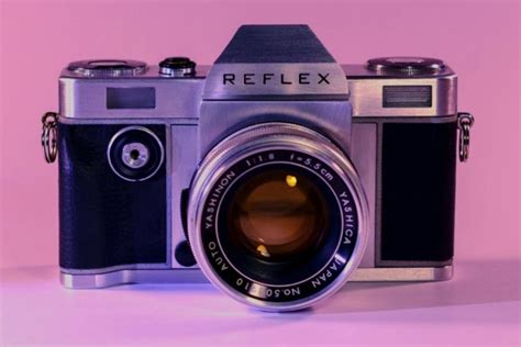 Reflex camera updates analog shooting