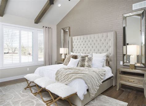 White And Beige Bedroom | Beige bedroom decor, Beige bedroom ...