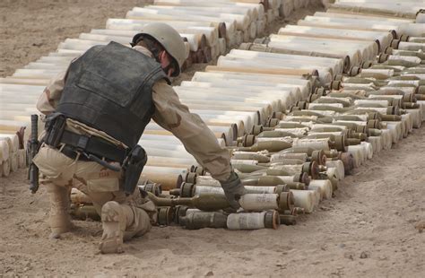 File:US Navy 020220-N-3236B-037 Navy Explosive Ordnance Disposal (EOD) Technician.jpg ...