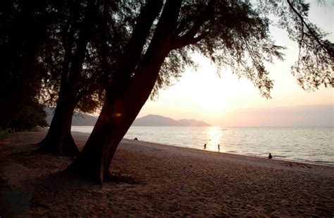 Sunset at a beach in Penang. #MalaysiaAus #AirAsia | Air asia, Sunset ...