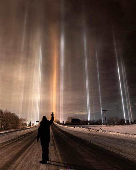 Alberta Storm Chaser Captures Unreal ‘Light Pillars’ Beaming Into Night ...