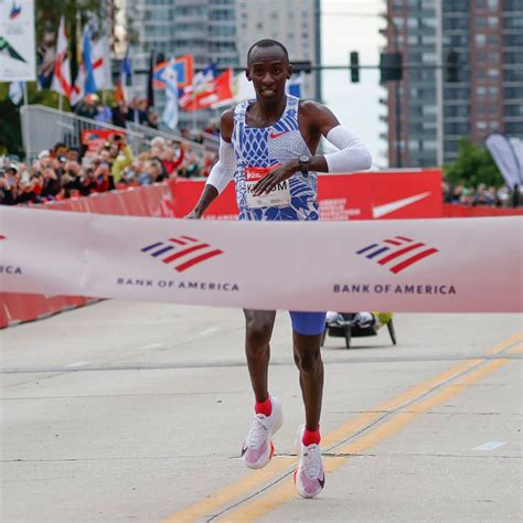 Kelvin Kiptum Breaks Men’s Marathon World Record in Chicago - WSJ