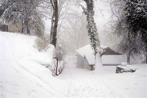 Amazing Worlds Tour: Amazing Murree snowfall full video