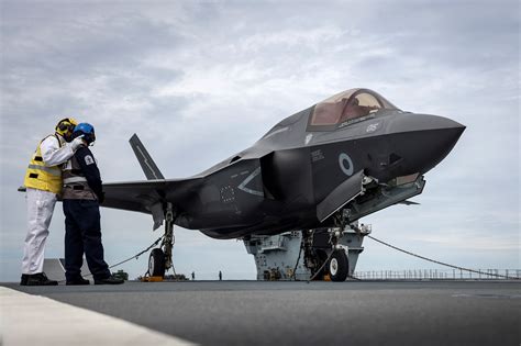 HMS Prince of Wales : premières manœuvres avec un F-35B | Mer et Marine