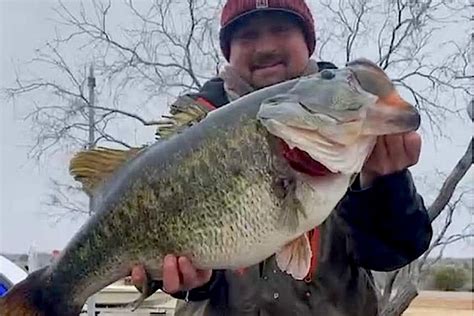 17.06 Pounds! Lunker Bass Biggest in Texas in 30 Years - Game & Fish