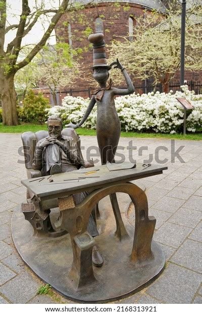 204,795 Memorial Sculpture Images, Stock Photos, 3D objects, & Vectors ...