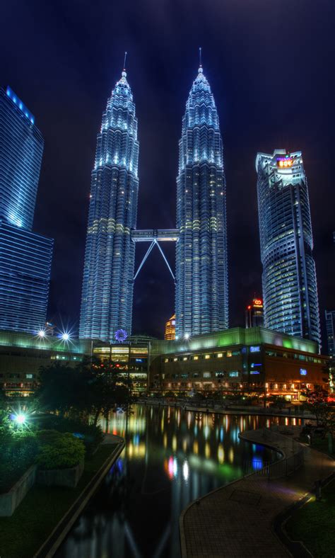 File:The Petronas Twin Towers & KLCC Park.jpg