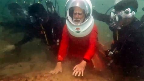 Photos | PM Modi dives into Arabian sea to perform underwater puja in ...