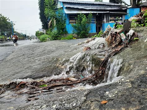 Drainase Tersumbat, Jalan Di Banjarbaru Tergenang – Teras7.com