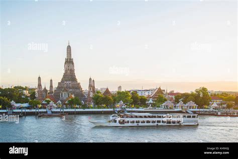 Wat arun temple in sunset at Bangkok,Thailand Stock Photo - Alamy