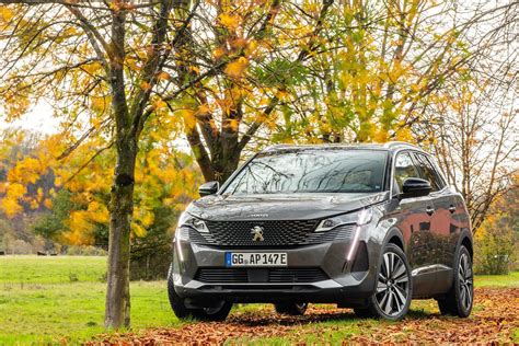 Peugeot 3008 Hybrid Review - Changing Lanes