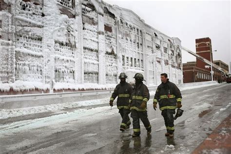 15 Amazing Photos Of Beautifully Icy Aftermath To Chicago Fire | American travel destinations ...