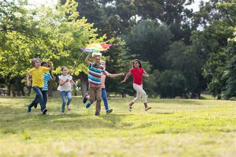 8,577,882 imágenes de Niños jugando parque libres de derechos ...