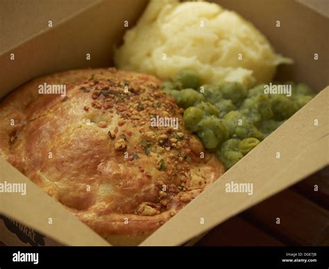 Pie with mushy peas hi-res stock photography and images - Alamy