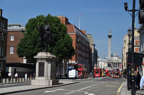 london city street 6217543 Stock Photo at Vecteezy