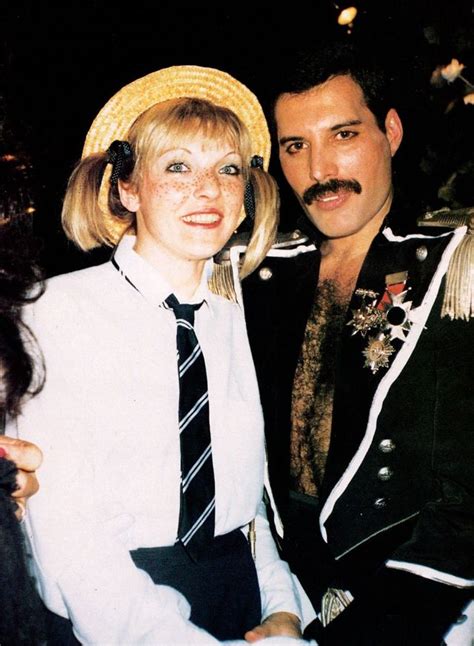 25 Romantic Photos of Freddie Mercury With Mary Austin, the Woman Who ...