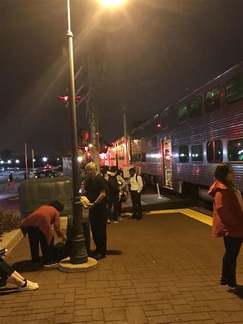 Metra MD-W train stuck in Bensenville tonight due to locomotive failure : r/chicago