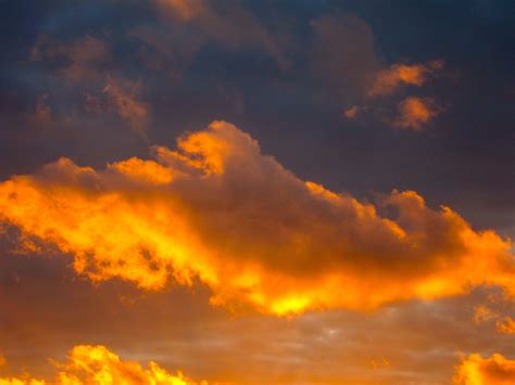 Glowing cloud at sunrise. Photo: Chris Betley | Clouds, Sunrise, Photo