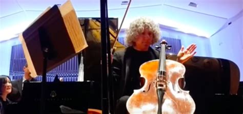 MANIC MONDAY | Cellist Steven Isserlis - Mid-Performance String SNAP ...