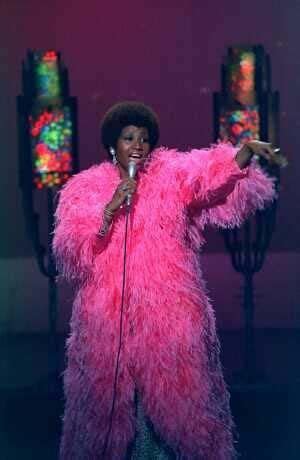 Aretha Franklin | Feather fashion, Aretha franklin, Fashion