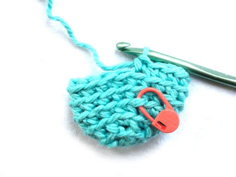 How to Use a Stitch Marker in Crochet - Shiny Happy World