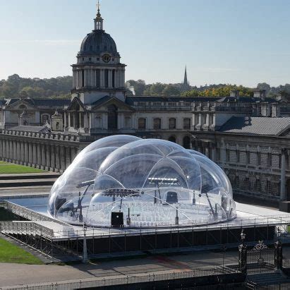 Smiljan Radic crea una grilla inflable bienal para la arquitectura chilena