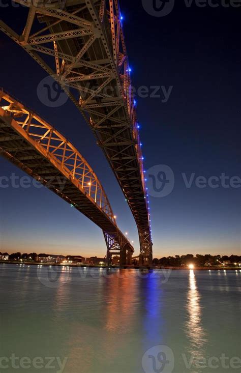 Night Photo Blue Water Bridge 5904138 Stock Photo at Vecteezy