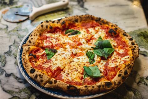 Pizza napolitaine - recette facile à essayer à la maison!