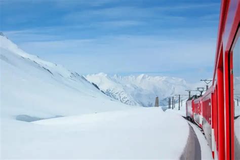 Our suggestions for the best scenic winter trains of Switzerland