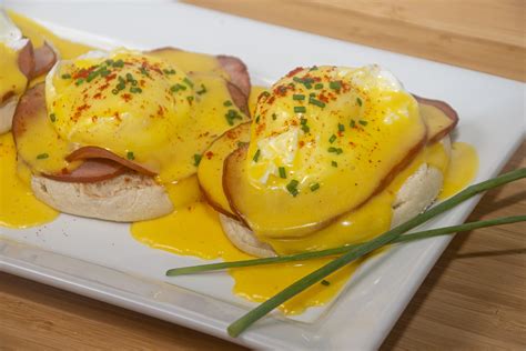 Eggs benedict - luv4foods.com