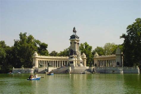 The Sabatini gardens with the Royal Palace in the background | Madrid ...