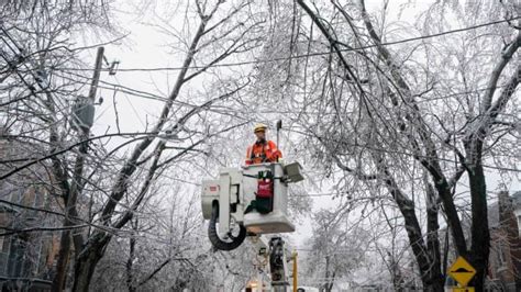 1 dead, hundreds of thousands still without power after Quebec ice ...