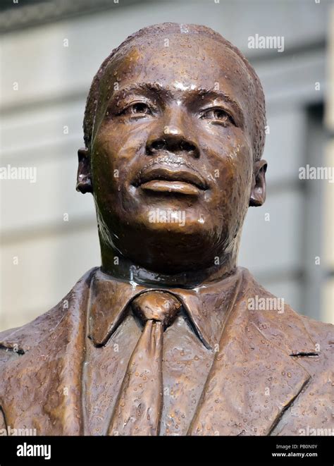 Martin luther king statue atlanta hi-res stock photography and images ...