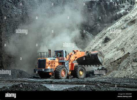 Massive machinery at work in the open-pit Wyodak coal mine in the coal ...