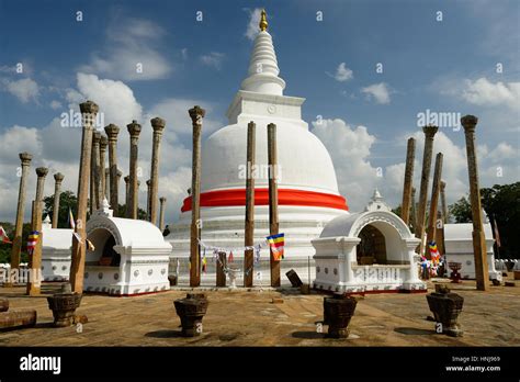 Thuparamaya dagoba (stupa), Anuradhapura, Sri Lanca Stock Photo ...