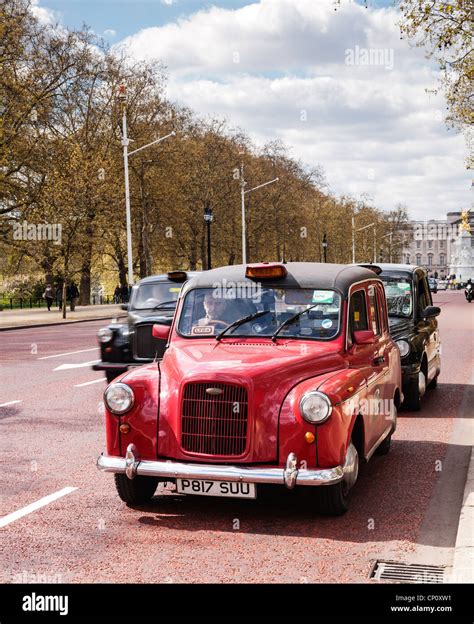 Red london taxi hi-res stock photography and images - Alamy