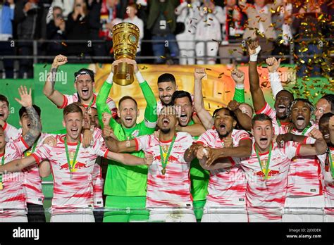 Cup presentation, cheering around goalkeeper Peter Gulacsi (01 ...